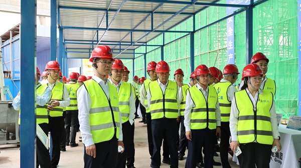 参观先进工器具展示区.jpg 参观先进工器具展示区.jpg