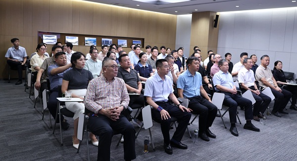 总部观看2.jpg 总部观看2.jpg